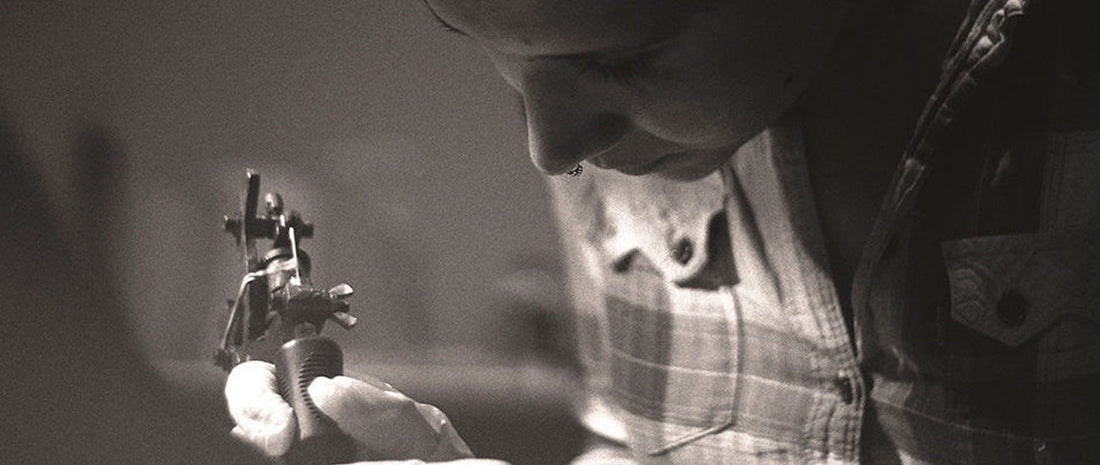 De la peau au papier : quand Caroline Karénine “tatoue” le carnet