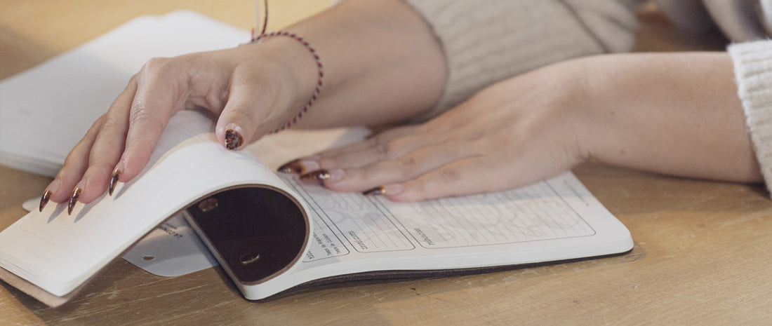 Quoi écrire dans un carnet en cuir rechargeable ? 33 idées utiles et élégantes