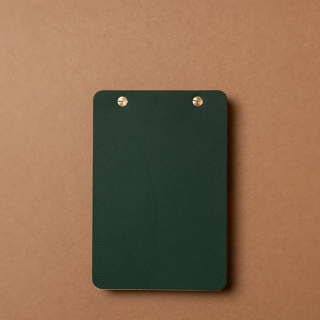 Carnet Ikraft M vert pin graine cuir de La Compagnie du Kraft