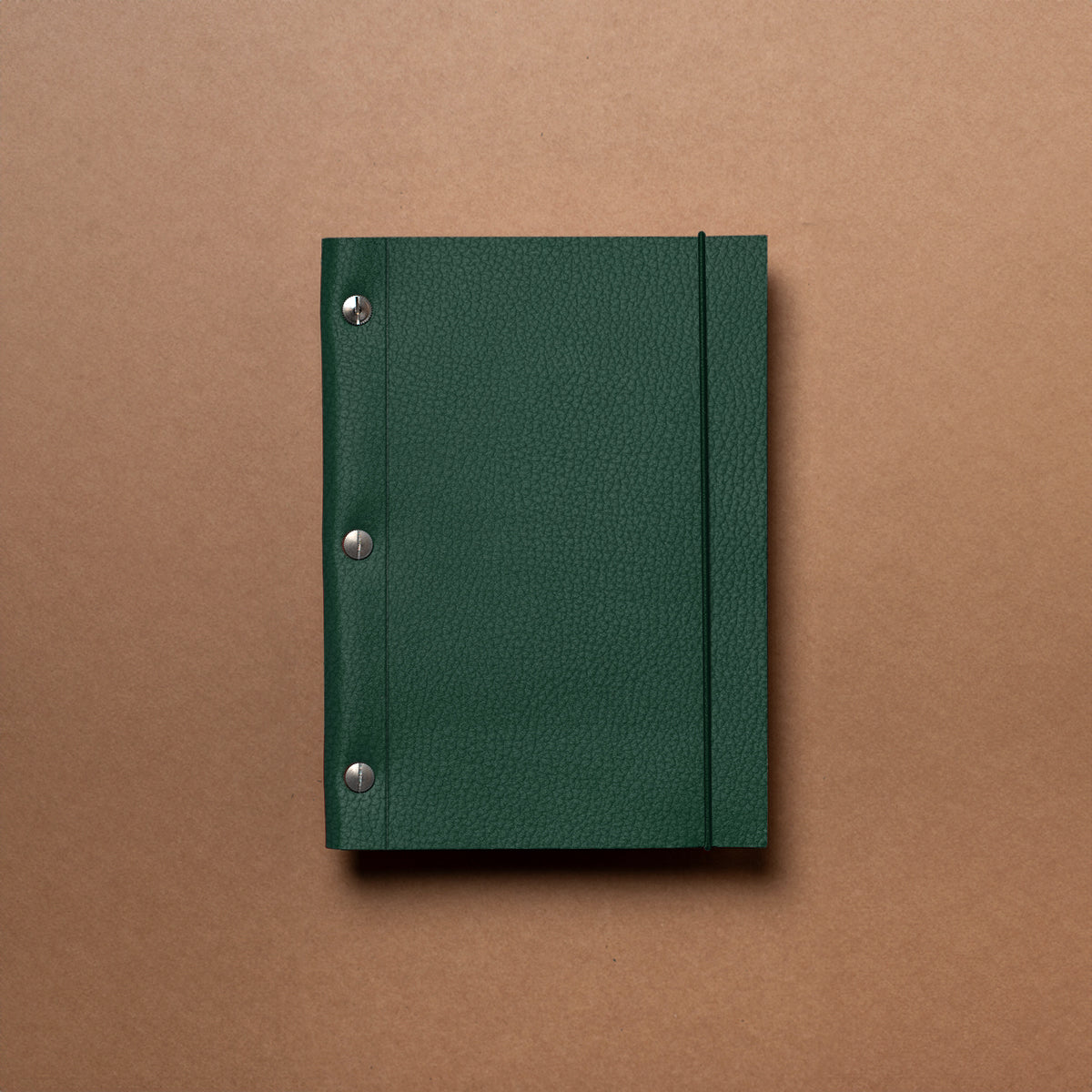 Carnet Heritage cuir M vert pin grainé de La Compagnie du Kraft