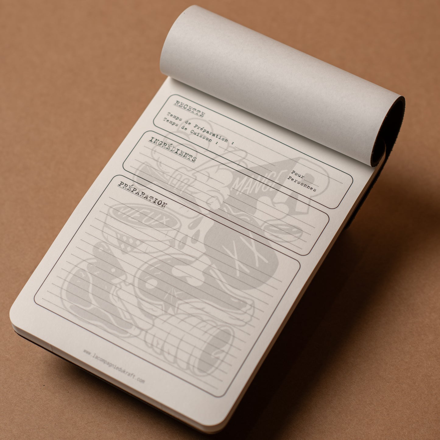 Carnet de recette du Carnassier en cuir ikraft m de la compagnie du kraft