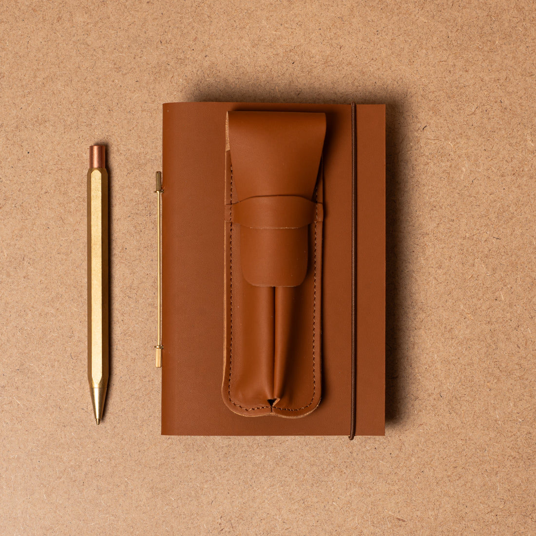 Carnet cuir Novum Organum taille S et porte-stylos coordonné en teinte Cuba Libre de La Compagnie du Kraft