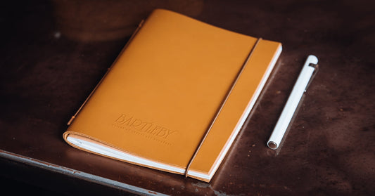 Cadeau accueil nouveau collaborateur : pourquoi le carnet personnalisé s'impose face aux goodies jetables ?