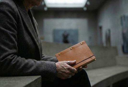 Le carnet en cuir artisanal : un équipement de la personne devenu accessoire de mode