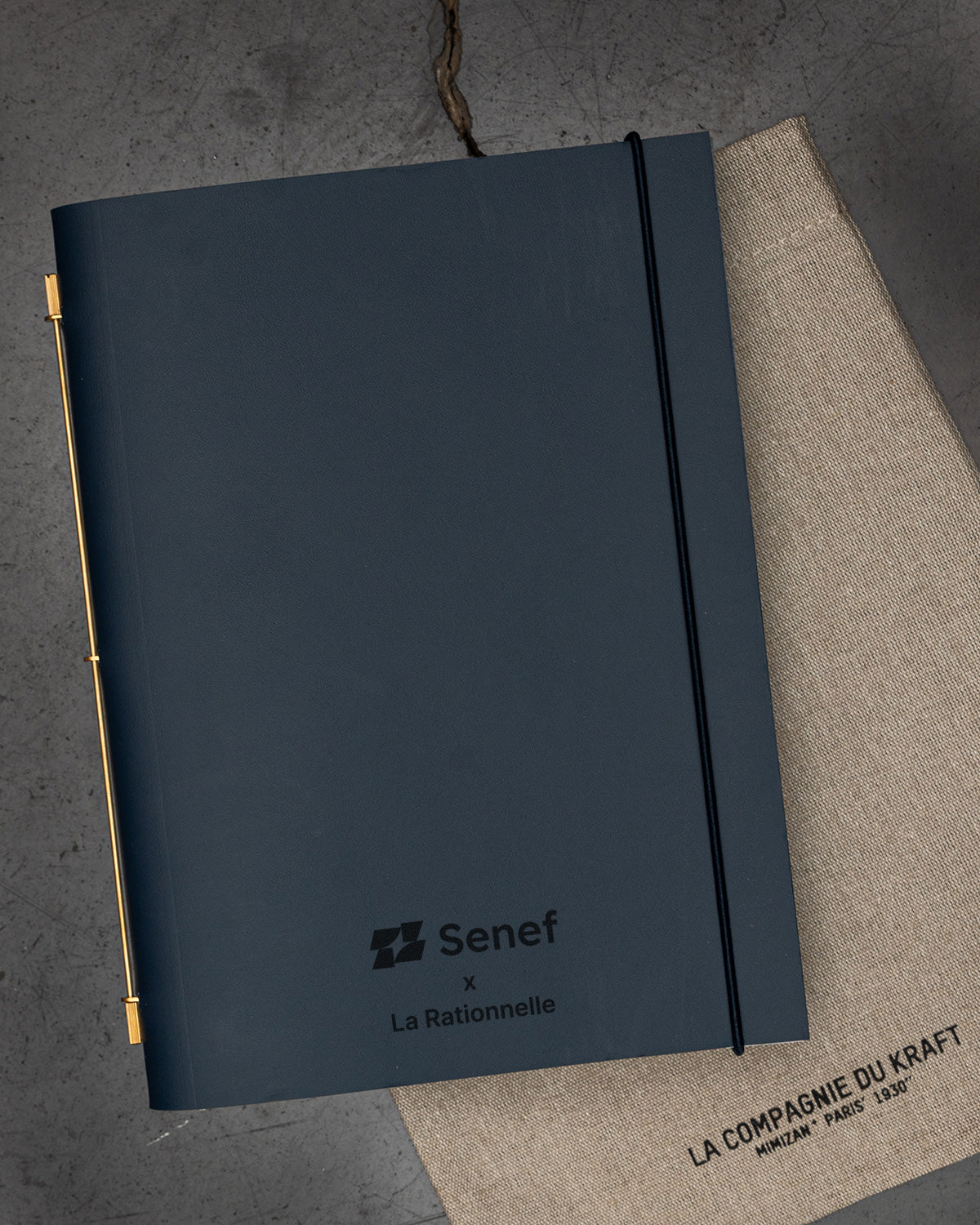 Carnet Novum Organum cuir bleu personnalisé de  La Compagnie du Kraft