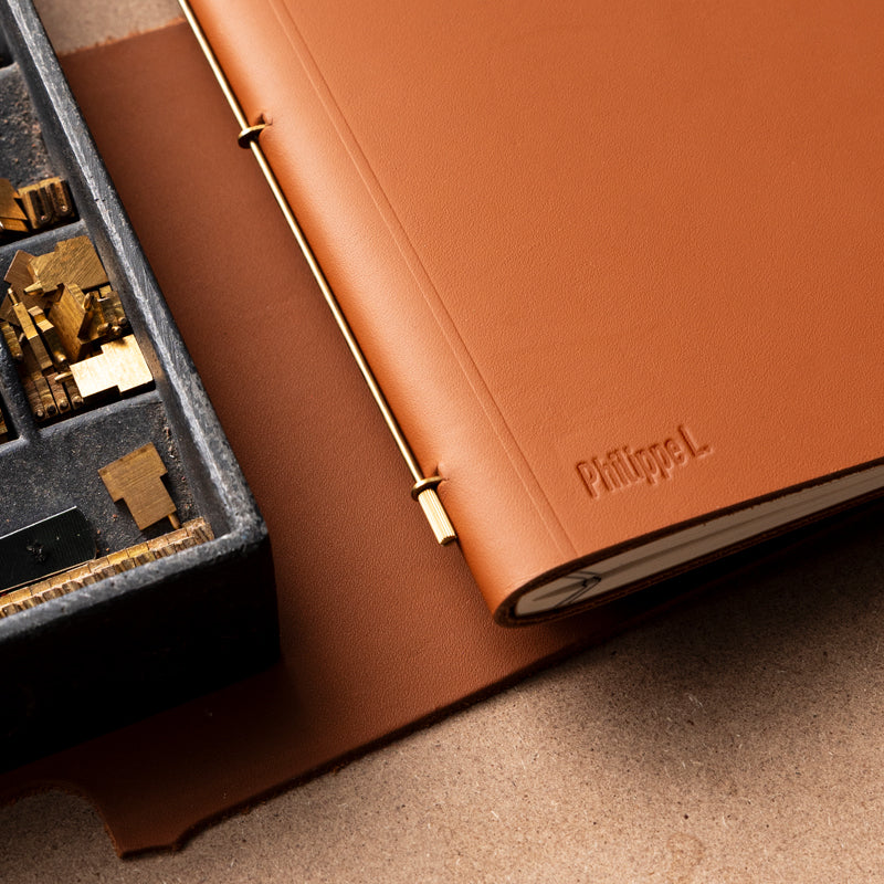 Personnalisation par marquage à chaud  traditionnel sur un carnet en cuir Novum Organum taille M de La Compagnie du Kraft