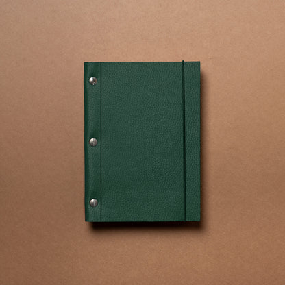 Carnet Heritage cuir M vert pin grainé de La Compagnie du Kraft
