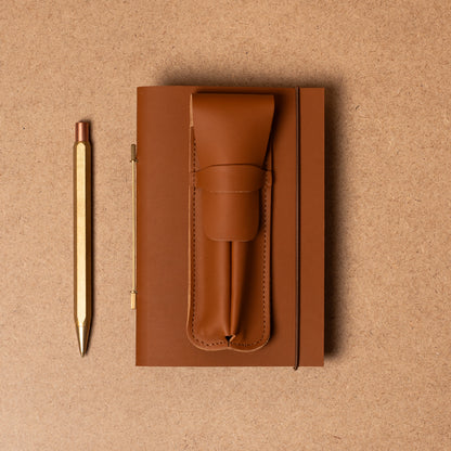 Carnet cuir Novum Organum taille S et porte-stylos coordonné en teinte Cuba Libre de La Compagnie du Kraft