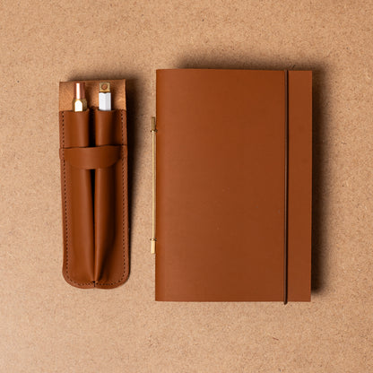 Carnet cuir Novum Organum taille S et porte-stylos coordonné en teinte Cuba Libre de La Compagnie du Kraft