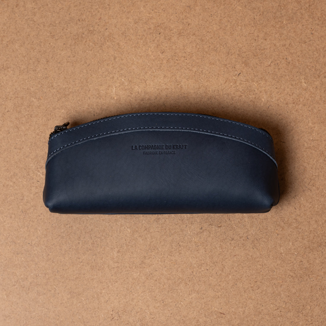 Trousse en cuir cobalt de La Compagnie du Kraft